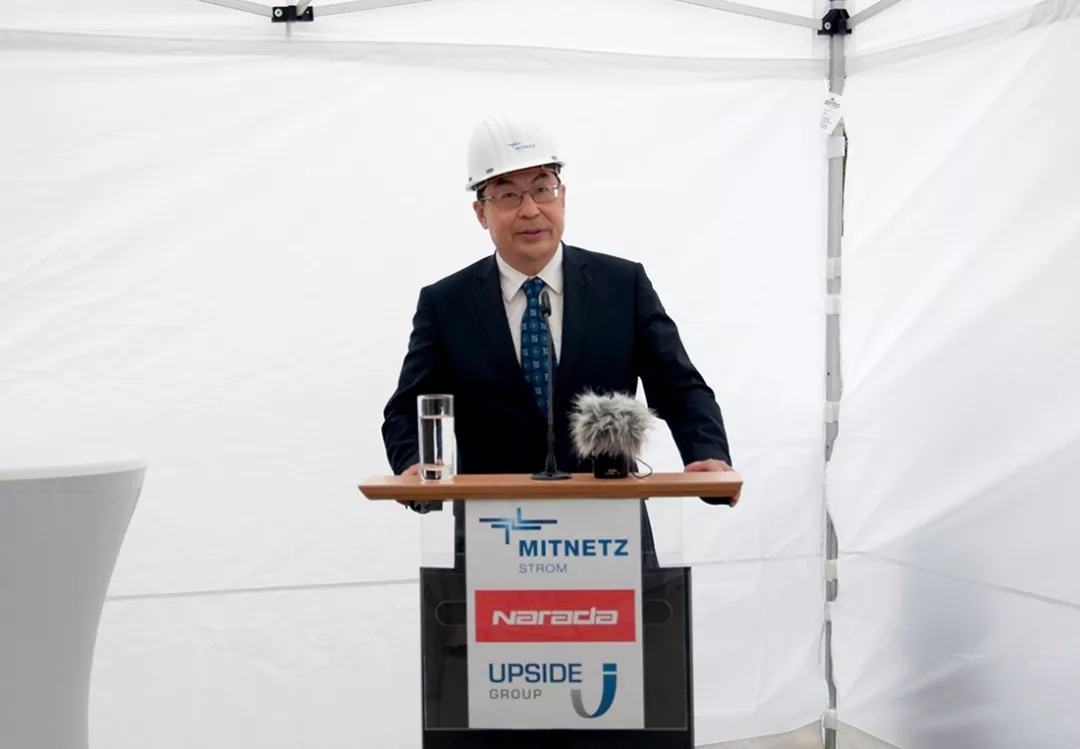 原标题：南都电源投运海外大型电网级储能项目            9月14日，南都电源德国一次调频储能PCR项目一期工程投运典礼在德国莱比锡隆重举行。中国驻德大使馆公使衔参赞王卫东、南都电源总裁陈博、ALABC产品与可持续发展总监Alistair Davidson博士等嘉宾，以及11个国家的电网公司代表、媒体记者等70余人参加了典礼