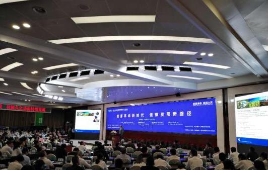 山西国企跳出煤炭思维,扩大国际朋友圈。 李新锁 摄
美国空气产品公司、德国汉圣集团、南非萨索尔公司……16日下午,在2018年太原能源低碳发展论坛第三分论坛上,山西主力煤炭国企潞安集团邀请诸多国际知名企业,不断扩大国际朋友圈