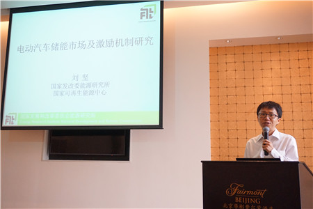 　　2018年9月18日，自然资源保护协会(NRDC)与国家发改委能源研究所在京发布最新报告《电动汽车储能市场及激励机制研究》。在发布会上，NRDC高级政策分析师金亨美对研究项目进行了介绍，国家发改委能源研究所刘坚博士介绍了报告的重点内容