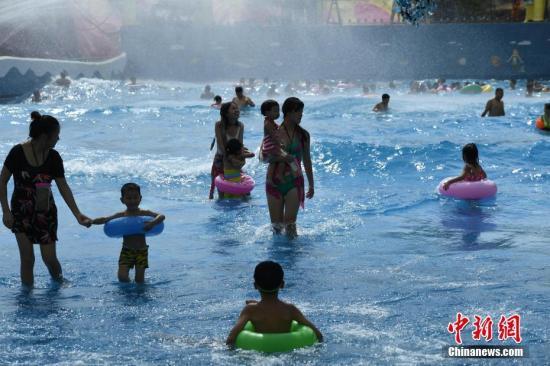 原标题:2030年高温热浪将成中国夏季新常态 应该如何应对? 不少小孩在家长的带领下在水中纳凉。陈超 摄 到二三年高温热浪将成为中国夏季天气的新常态 气候变化风险加大 我们该如何应对 本报记者 付丽丽 “刚刚过去的7月,大家对高温天气印象深刻,以前说高温天气是极端事件,到2030年高温热浪将成为中国夏季天气的新常态