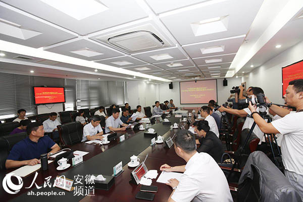 9月18日,国家电网安徽省电力有限公司“协调发展电靓美好生活”社会责任周在国家电网蚌埠供电公司启动,启动仪式上发布了国网安徽电力2017年协调发展报告。据了解,这是驻皖央企发布的首份协调发展报告,也是国网安徽电力首次针对“协调发展”这一主题发布的专项社会责任报告