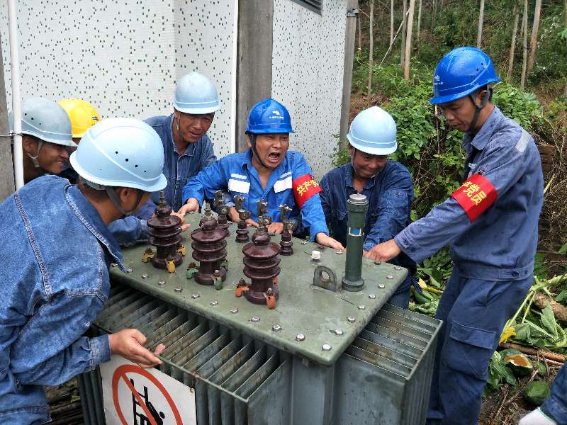 　　台风山竹席卷佛山，广东电网佛山高明供电局的抢修复电党员突击队正奋力把需要更换的变压器移上吊臂车。黎艳喜 摄　　广东电网佛山供电局于去年建成的公交充电站场