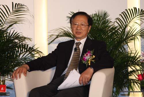 　　现在，每个企业、包括上市公司的头上都贴上了“所有制标签”，形成了一条很深的“所有制鸿沟”。所有制歧视割裂了市场，国有企业和银行更倾向于体制内进行交易，跨所有制的人才、技术、商品以及产权等生产要素流动都遇到了非经济因素的阻挠，降低了整体经济效率