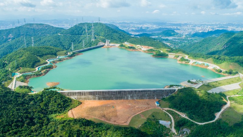 　　中国能源网丨9月25日，深圳抽水蓄能电站（以下简称“深蓄电站”）最后一台机组投入商业运行，标志着我国首座建于超大型城市中的大型抽水蓄能电站全面投产。深蓄电站是我国可再生能源发展规划中的重点建设工程，也是西电东送的落点和粤港电网的连接点