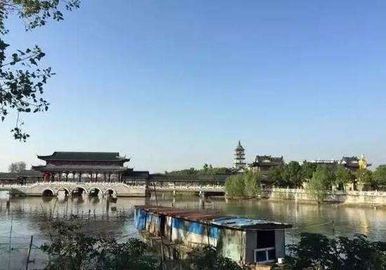 近日，中共高邮市委、高邮市人民政府发布了关于支持光伏产业平稳发展有关事项的通知，对多晶硅铸锭、单晶硅拉晶生产环节，月用量电量达100万千瓦时（含）以上的，按0．15元／千万时的标准对企业进行补助，每月补助额度不超过100万元。现有多晶硅料生产企业仍执行原电费优惠政策，重复享受本条政策