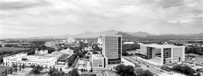 &nbsp;　　原子能院航拍全景图&nbsp;　　1958年6月10日，我国第一台回旋加速器调试出束&nbsp;　　1958年6月13日，我国第一座重水反应堆首次临界　　北京西南郊的中国原子能科学研究院（以下简称原子能院）一座厂房外，静静矗立着一块巨大的磁铁，穿过钱三强先生、王淦昌先生铜像所在的一片葱翠树林，与之东西遥遥相望的，是一座红色、古朴的反应堆大楼。栉风沐雨60年，身为我国第一台回旋加速器和第一座重水反应堆，如今,它们已成为时代的永恒见证