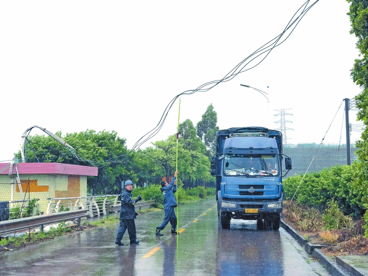 　　受强台风&ldquo;山竹&rdquo;影响，广东省佛山市南海区狮山镇官窑南浦排灌站旁导线下垂，距地高度不足并有断落风险，对过往车辆及人员安全造成威胁。广东电网公司佛山供电局狮山供电所抢修人员颜炳全、孟凌风冒雨在路中托举下垂导线长达两个小时，指挥车辆和行人安全通过