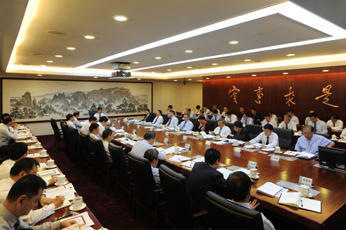 				　　9月25日，国家电网有限公司党组理论学习中心组（扩大）进行专题学习，传达学习习近平总书记在中央政治局第六次集体学习时的重要讲话精神，传达学习中央新修订的《中国共产党纪律处分条例》，就认真抓好贯彻落实作出部署。公司党组书记、董事长舒印彪主持会议并讲话