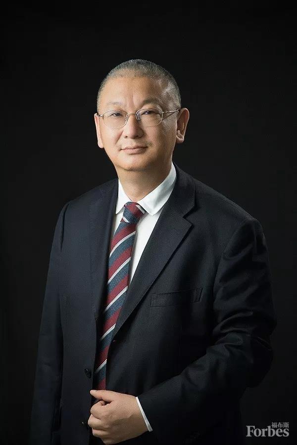 原标题：他用18年把“单晶硅”做成全球最大生意 | CEO榜            李振国用18年的时间将隆基股份一手打造成全球最大的单晶硅光伏产品制造商，并将为1.49亿公里之外的阳光转化成能源而奋斗着。  隆基股份的掌舵人李振国崇尚技术，致力于找到并提供人类终极能源的解决方案