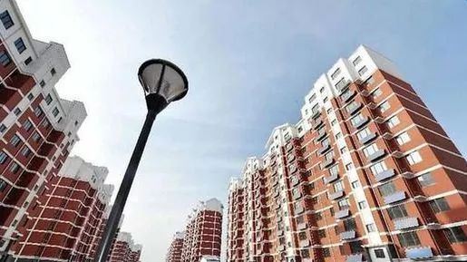 原标题：太阳能资讯：河北：出台农村住房建筑设计导则，太阳能是基调             近日，河北省住建厅出台《河北省农村住房建筑设计导则》提出，农村住房建设应遵循国家有关节能减排政策和法规，根据当地村庄和住房改造规划、地理位置、 自然资源条件、 能源种类和能源利用方式、传统做法以及农村居民的生产和生活习惯，因地制宜采用经济合理的新材料、新技术和新工艺。   农村住房建设应采用清洁生产技术，大量使用工农业或城市固态废弃物生产的无毒害、无污染、无放射性且使用周期后可回收利用，有利于环境保护和人体健康的建筑