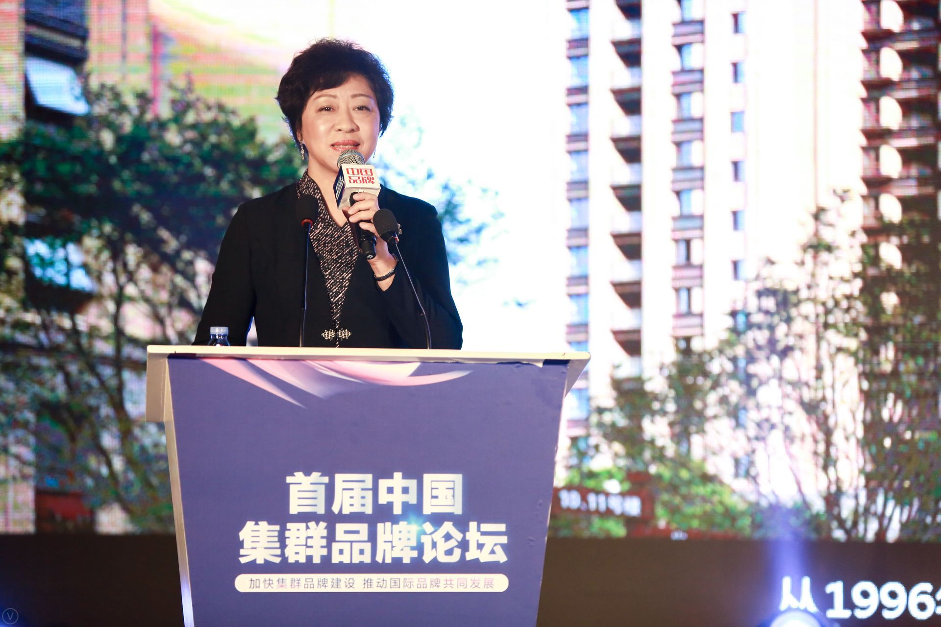 原标题：孙英：以百年住宅提升建筑产业核心竞争力             2018年全国“质量月”期间，以“加快集群品牌建设、推动国际品牌共同发展”为主题的“首届中国集群品牌论坛”于9月20日在京成功举行。中国建设科技有限公司副总经理，中国建设科技集团股份有限公司副总裁孙英做了题为《百年住宅—中国新时代高质量住宅的品牌实践》的主旨演讲