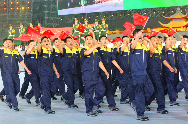 　　9月21日，江苏省第十九届运动会在扬州开幕。来自扬州协鑫光伏的60位一线员工代表全省3800万职工，在省运会开幕式方阵中亮相，齐声喊出“劳动光荣，工人伟大，奋力拼搏，共创辉煌”的响亮口号