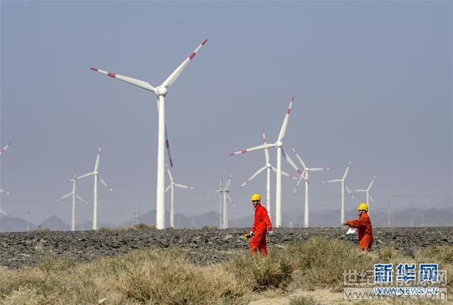 在乌鲁木齐近郊的达坂城风力发电场,两位工作人员在巡检风力发电设备(9月18日摄)。
进入秋季,新疆风电、光伏发电量和利用小时持续提升