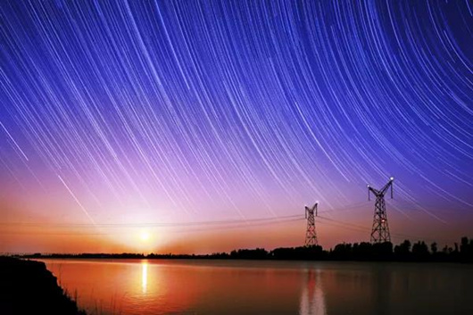 				　　中国特高压输电技术的出现，使“煤从空中走、电送全中国”成为现实，使“以电代煤、以电代油、电从远方来、来的是清洁电”成为中国能源和电力发展的新常态，为构建“全球能源互联网”、落实国家“一带一路”发展战略提供了强大基础支撑——　　特殊的时间点，标识着世界电力工业发展史上的重要里程碑。电压等级的每一次跃升，见证电网发展百余年光辉历程