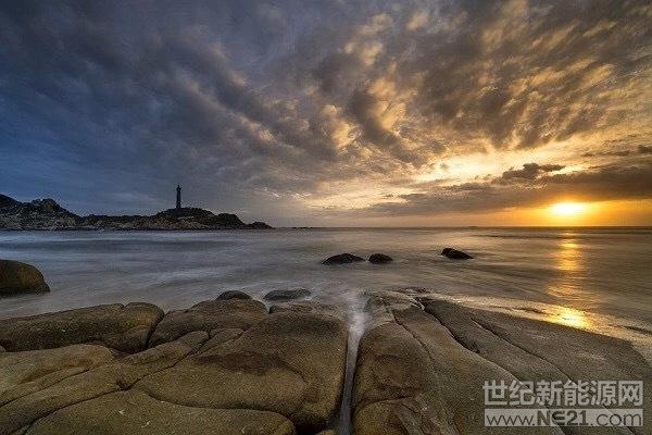 &nbsp;近日，一段集&ldquo;光伏太阳能发电+移动无线充电+无人智能驾驶&rdquo;于一体的&ldquo;三合一&rdquo;超级道路在绍兴兰亭产业园向全球发布。这段道路一经发布，便以充满想象力的黑科技迅速在朋友圈刷屏，成为了光伏界的超级&ldquo;网红&rdquo;