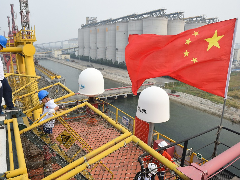 原标题:中海油计划退出美国!失去大金主,美国20万亿能源大计泡汤? 据路透社9月27日的最新报道, 三名熟知内情的消息人士周三对路透表示,中国海洋石油旗下的Nexen Petroleum计划退出美国,将出脱其于墨西哥湾石油与天然气业务的权益。中海油与中石油、中石化并称为中国石油行业的“三桶油”,如果它真的选择退出美国,必将给美国的石油行业带来沉重打击! 中海油将退出美国?特朗普“能源大计”可能就此泡汤! 尼克森石油公司(Nexen Petroleum)一家位于加拿大能源