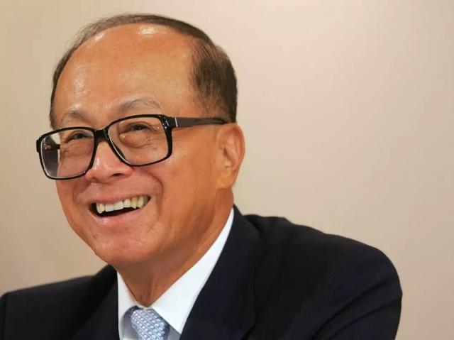 原标题：李嘉诚在地产低潮中疯狂拿地，盖了4个小区，一转手就大赚近200亿            李嘉诚是华人世界当之无愧的首富，即使在今天李嘉诚的真正实力也远在马云、许家印等人之上。 李嘉诚从1999年登上了华人首富的宝座，就一直稳坐至今