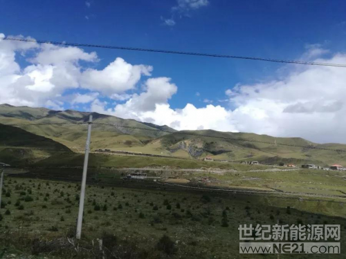 &nbsp;铛铛铛......还记得你小时候的上课铃声吗？​回想起以前上学的时候，天还没亮我们打起火把翻山越岭去上学，老师们不会微机操作、普通话也不标准，我们上课回答问题，甚至都不说普通话而用家乡话，冬天学校没有暖气，我们在教室里瑟瑟发抖......&nbsp;&nbsp;▲甘孜州炉霍县然而这些问题并没有随着时代的发展彻底改变，在一些农村或者偏远地区仍然存在，他们并没有像城市中更完善的教学设备、更充足的师资力量和教学资源，甚至因为缺电，基本的照明都无法满足&hellip;&hellip;