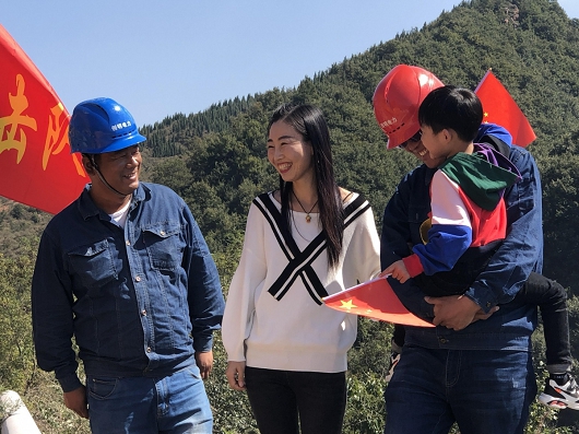				　　10月5日，国庆长假进入后半程。据统计，国家电网有限公司累计逾20万名员工值守在供电一线，为广大客户欢度佳节提供可靠电力保障