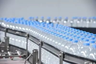 原标题：舆情观察|国际能源署：2050年之前，塑料用量的增加推动石油需求的增长            舆情观察 国际能源署：2050年之前，塑料用量的增加推动石油需求的增长  周五，国际能源署（IEA）表示，到2050年，塑料和其他石化产品将推动全球石油需求增长，抵消汽车燃料消耗放缓的影响。 巴黎总部表示，尽管政府努力减少石油和天然气的污染及碳排放，但预计印度和中国等新兴经济体的快速发展将推动对石化产品的需求