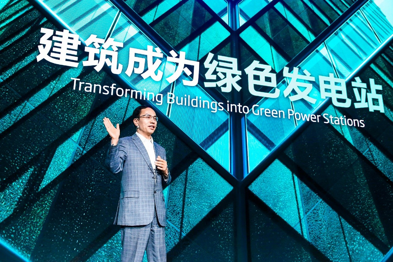 原标题：汉能发布新品汉墙：“建筑绿”成就“天空蓝”            如今，全球气候变暖已接近不可逆转的临界点，污染蔓延侵蚀着生存的每一处角落，凌厉的环境问题当选荼毒健康的元凶，原本应常在的蓝天晋升为奢侈的纪念；人类付出生态代价，交换科技进步、经济高速发展下的便利生活，也随之迎来生态危机的严峻挑战，加快清洁能源的利用步伐是一条必由之路。 9月29日，一场有森林味道的发布会在北京水立方举办，汉能发布的新品“汉墙”应用了先进的薄膜太阳能技术，针对建筑能耗和建筑污染的痛点，通过大幅改造建筑物，点亮了未来建筑