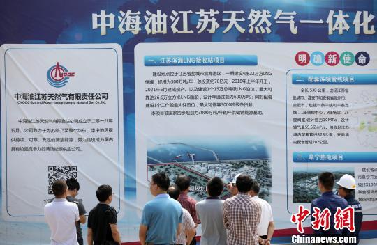 原标题：江苏滨海LNG项目“增容” 备战长三角天然气消费升级                            中海油江苏滨海LNG项目。 泱波 摄  中新网南京9月30日电 (高剑 李珂)总投资从115亿元人民币提升至144亿元人民币，又从144亿元人民币提升至170亿元人民币，江苏滨海LNG项目一期工程中准备建设的4座储罐，单罐储量从16万立方米升格为22万立方米，计划接收气源供应的区域从江苏、安徽扩展至河南，未来不排除山东也将受益