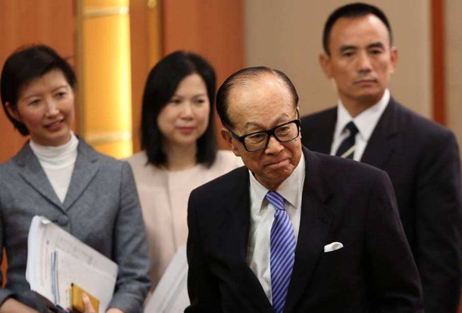 原标题：李嘉诚到底有多少钱，网友：世界首富都不是他的对手            2018年李嘉诚排名23位，净资产为349亿美元，而2017年则排名19位，净资产为312亿美元。他曾经当了亚洲首富和中国首富几十年，现在的中国首富马云，许家印，马化腾的身价都在400亿左右了，那么李嘉诚真的资产缩水了还是已经藏富了呢？李嘉诚也曾经表示过，他们对首富的头衔已经失去了兴趣