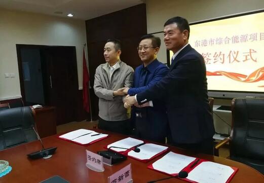                                         	　　9月28日下午，中广核辽宁公司携手万家电力工程集团，与东港市人民政府签署合作开发综合能源框架协议书，拟在东港开发投建600万千瓦海上风电项目，预计投资额可达1100亿元。该项目作为目前全国最大的海上风电开发项目，揭开了东北地区新能源开发与应用的新篇章