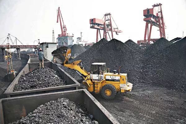 原标题：煤炭等三类资源股强势领涨 近4亿元大单资金涌入布局            编者按 昨日，沪深两市震荡整理，在煤炭、石油化工和有色金属等板块的推动下有所反弹，上证指数上涨0.17%，收报2721.01点。对此，分析人士认为，市场反弹趋势有望逐渐展开，资源类概念股或将延续强势，值得投资者密切关注