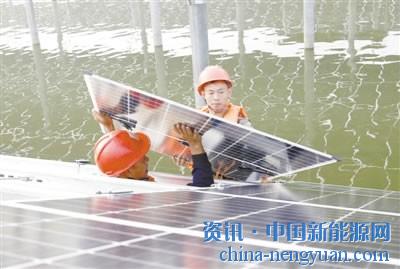                                                                                                                                                                     	　　图为10月7日，技术工人在泗洪县天岗湖乡境内的&ldquo;渔光互补&rdquo;项目现场施工。（许昌亮摄）&nbsp;	　　国庆长假期间，在江苏省宿迁市泗洪县天岗湖乡，