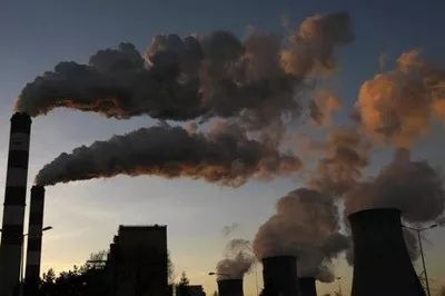 原标题：欧盟最大煤炭生产国波兰计划提高煤炭产能             据波兰政府称，欧盟最大的煤炭生产商计划在未来几年内将煤炭产能提高约10%，以减少进口量，目前波兰煤炭进口量正在达到创纪录的水平。 波兰能源部副部长Grzegorz Tobiszowski10月4日表示，该国去年承诺抗击雾霾，动力煤产量下滑7%至5300万吨