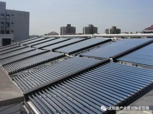 原标题:太阳能资讯:山东再发力 “工业绿动力”计划“太阳能+”多能互补供暖成焦点 2015年,山东印发《关于印发山东省“工业绿动力” 计划实施方案的通知》(以下简称“《通知》”),通过实施工业企业及热电厂高效煤粉锅炉示范工程、新能源集热系统应用工程、合同能源管理推广工程,采取试点示范和全面推动相结合的方式,带动煤粉及锅炉设备制造业、新能源产业和节能服务业发展,推动传统产业改造升级,促进节能减排和转型发展,促进山东省实现社会经济绿色低碳可持续发展。如今,三年时间已过,山东“工业绿动力”