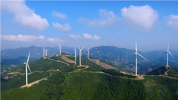                                         	　　近日，位于湖州市吴兴区埭溪镇境内的狮子山风力发电一期项目完成，并接入当地电网。一期工程年上网电量9286万千瓦时，相当于每年节省标准煤，二氧化碳减排8.08万吨