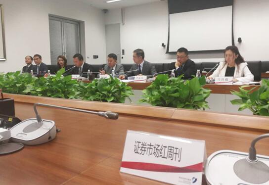 原标题：紫光学大召开重组说明会 详解并购标的天山铝业核心竞争力            　　10月11日，紫光学大在深交所召开重大资产重组媒体说明会，向投资者详细介绍了并购标的天山铝业的核心竞争力和产业优势。此前公告显示，紫光学大拟通过发行股份及支付现金的方式，购买锦隆能源等18名交易对方合计持有的天山铝业100%股权，交易初步作价为236亿元