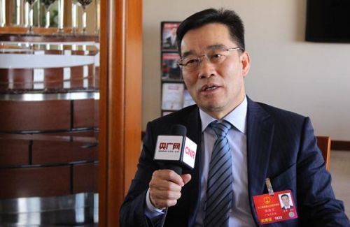 原标题:张传卫:一手出神入化生钱计,让他成功脱颖而出 张传卫是2010年央视中国经济年度人物评选的黑马,他的明阳风电则是新能源产业的一匹黑马:在国有企业称雄的风电能源领域,明阳风电倚仗技术领先迅速崛起,稳占了一席之地。 退伍之后,张传卫做过国企干部;1993年,辞职下海,凑了一万两千多块,办起了“明阳电器”,生产输配电设备;2006年,创办明阳风电,四年后上市