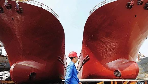 原标题：昔日中国最大民营造船商1港元卖掉造船资产            此次出售的内容涉及造船及工程业务的所有应计权利、权益及所有债务。  曾经的中国最大民营造船商熔盛重工将彻底放弃造船业务