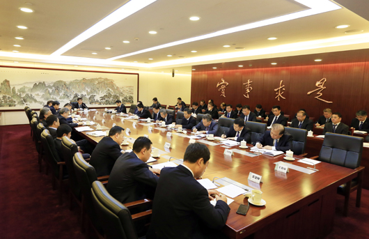 				　　10月11日，国家电网有限公司召开党组会议，传达国务院国资委党委10月10日召开的习近平总书记全国国有企业党的建设工作会议重要讲话发表两周年学习座谈会精神，要求再学习再领会习近平总书记重要讲话精神，落实国资委党委书记郝鹏同志在学习座谈会上的要求，不断提升公司党建工作质量和水平。公司党组书记、董事长舒印彪主持会议并讲话