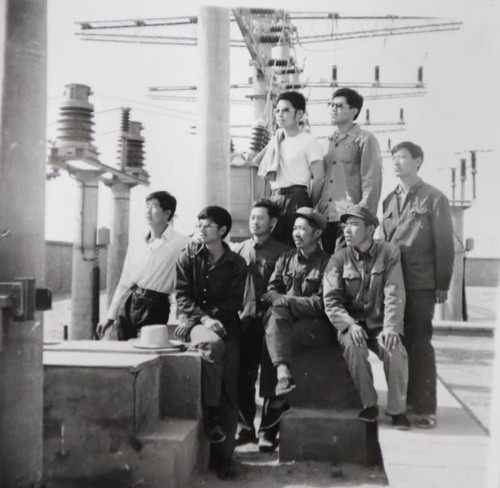 　　从煤油灯到电灯，从用上电到用好电，从脱贫到致富，改革开放40年，农村牧区电力的快速发展，让祖国北疆这道风景线焕发出勃勃生机。如今，纵横交错的蒙西电网，向乡间田野、草原深处不断延伸，将源源不断的清洁电能输送到千家万户