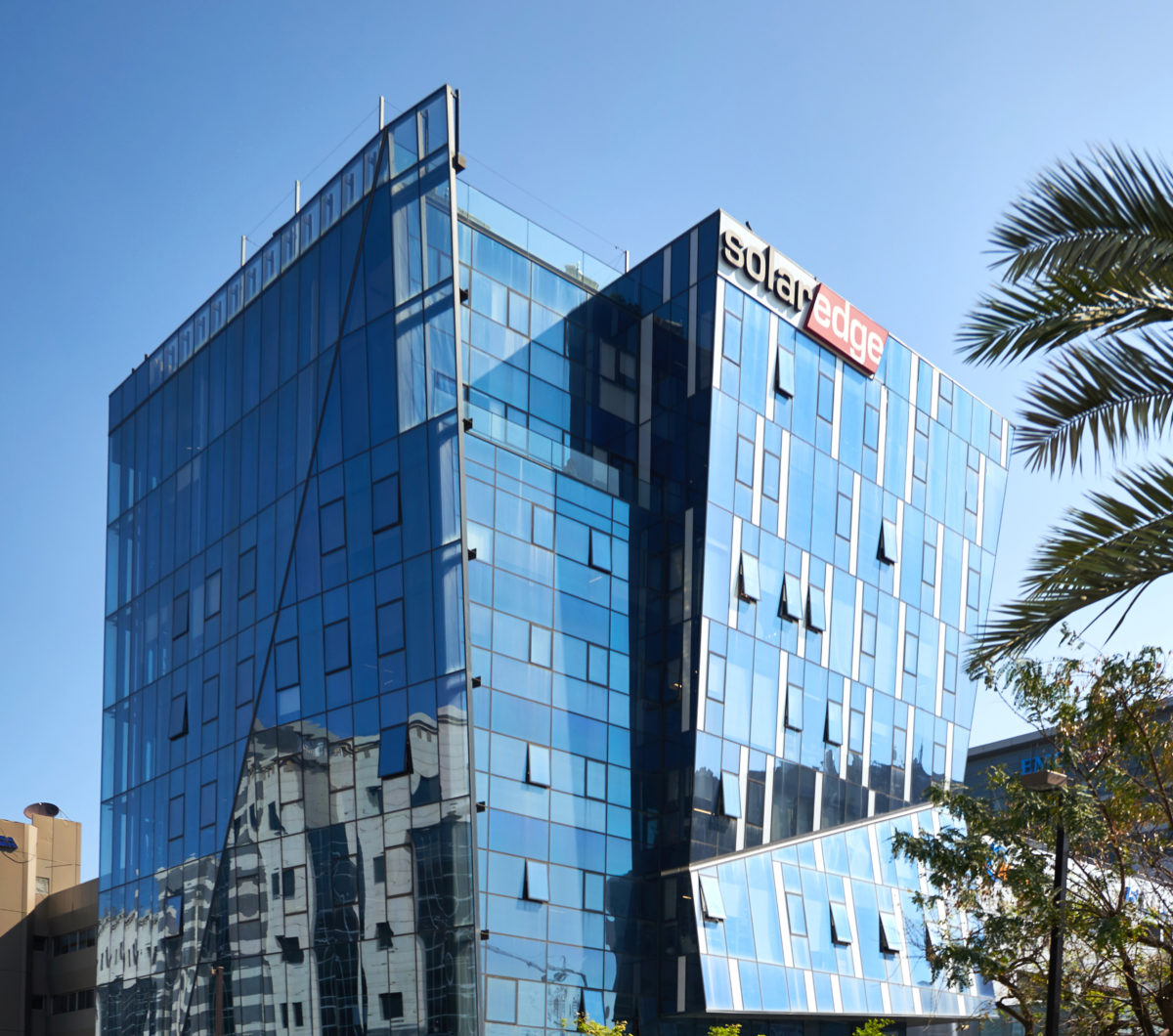 	                    	【电缆网讯】以色列逆变器制造商Solaredge Technologies，Inc已签署协议以8800万美元的价格购买韩国锂离子电池供应商Kokam的75％股份。		不仅如此，这家逆变器制造商还计划在不久之后收购剩余的股份