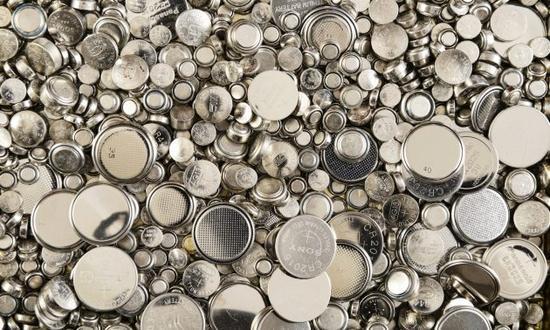原标题：锂价格今年下跌，业内：电动车热潮或导致短缺            （原标题：Lithium-Spinoff CEO Warns Electric-Car Craze May Lead to Shortages）   网易科技讯 10月12日消息，据彭博社报道，美国锂生产商Livent首席执行官保罗·格雷夫斯(Paul Graves)说，到2025年，锂的市场仍将吃紧，因为生产商难以足够快速地提高产量，满足市场对锂的巨大需求。 锂是生产电动汽车电池的关键原料