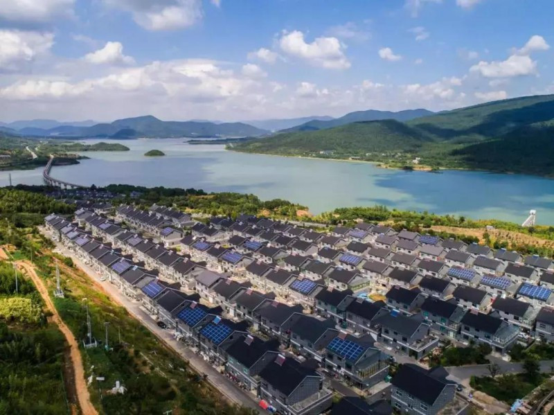 原标题:户用光伏平价上网安装更划算 投资少 收益收益高 以河南省为例:2017年投资户用光伏5KW投资4万元,年发电量为7000度,全部卖电一度0.85元,卖电收益5950元 回本周期需要7年,25年收益14万。 2018年无补贴投资5KW光伏发电需要2万元,全部卖电年收益:2660元 25年收益6万