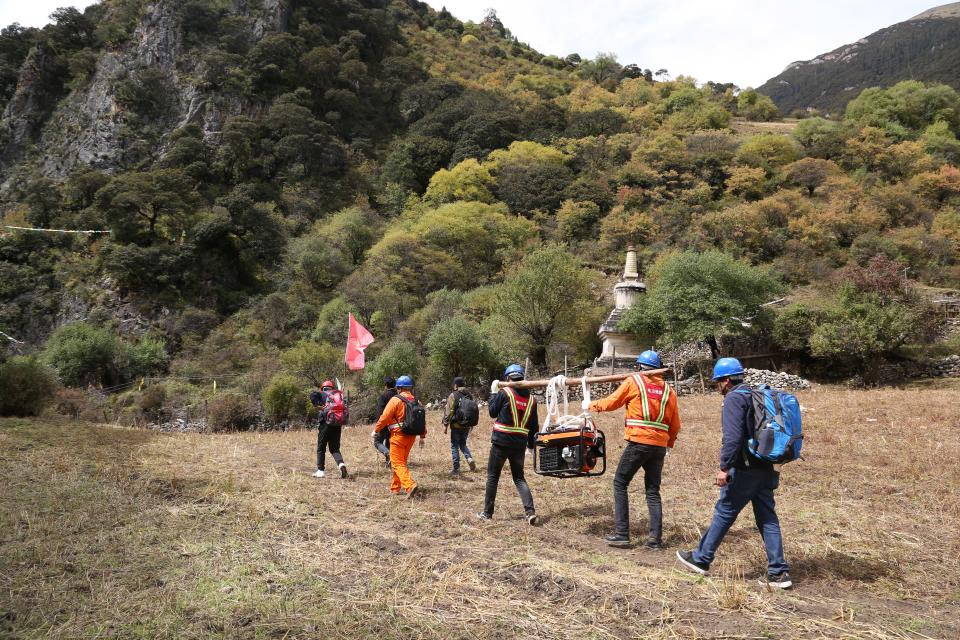 　　10月12日13时30分，一支由国网四川电力甘孜供电公司6名抢险队员组成的抢险小组，抬着人力发电机在当地村民的带领下前往救援现场，为救援提供应急照明。 肖顺华摄　　中国电力新闻网讯 记者牛雅倩 通讯员黄丽 王红芳报道 １０月１１日７时１０分许，西藏自治区昌都市江达县波罗乡境内发生山体滑坡，造成金沙江断流并形成堰塞湖，与江达县交界的甘孜州白玉县和巴塘县、得荣县等下游地区人民群众生命财产安全受到危及，并对多个水电站造成威胁