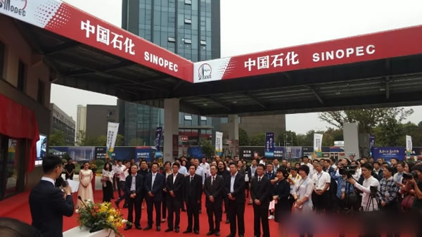                                        	　　近日，正泰新能源与中国石化首个项目正式开业，加油站屋顶变身光伏发电站。近年来环境污染日趋严重，全球刮起了绿色能源风潮，仅以发电为例，绿色能源逐渐代替传统煤油发电成为一种共识