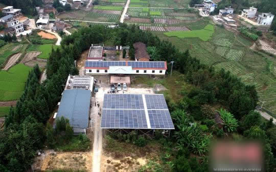                                        	　　近日，福建省武平县下坝乡美溪村集中式光伏发电项目正在运行，近两万多户贫困户将因此受益。			图为10月10日，福建省武平县下坝乡美溪村集中式光伏发电项目正在运行
