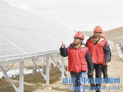 图为在玛多4.4兆瓦光伏扶贫联村电站,工作人员在检查光伏板。新华社发(张龙摄)
10月12日,由国家电网有限公司援建的玛多4.4兆瓦光伏扶贫联村电站正式并网发电,该电站是