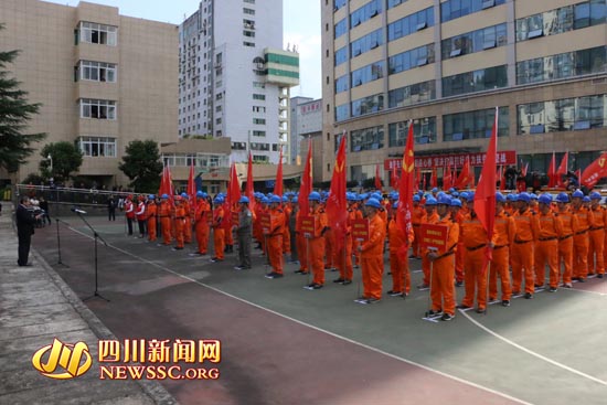 活动现场
10月15日下午,国家电网四川电力共产党员服务队“再进红色老区,助推脱贫攻坚”主题活动动员会举行。据了解,在本次主题活动中,国网四川省电力公司从全省范围内抽调的4支党员服务队及巴中公司组织的6支党员服务队共100余人,将开赴电力助推脱贫攻坚施工现场,向南江县整体脱贫摘帽电力配套建设发起最后冲刺