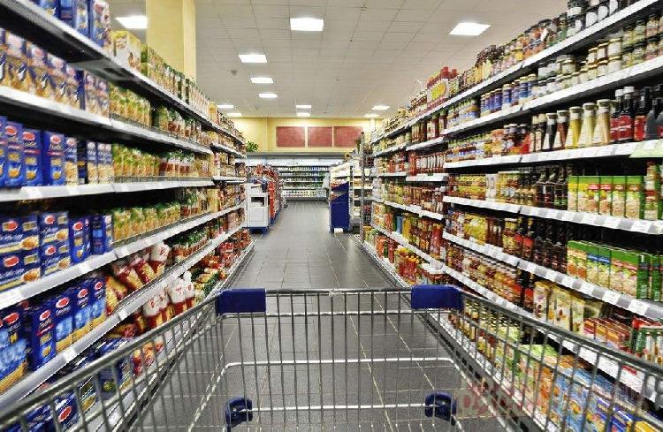 原标题:研报精选|关注食品饮料季报业绩 持有优质龙头 研报精选,为你挖掘研报精华,助你占领先机。 1.申万宏源:关注食品饮料季报业绩 持有优质龙头 本周食品饮料板块大幅调整,我们认为主要原因跟汇率波动和外资卖出有关,但 A 股国际化的长期趋势是不变的,国内龙头的估值体系也会向海外龙头不断靠拢,汇率波动对外资的影响只是短期行为