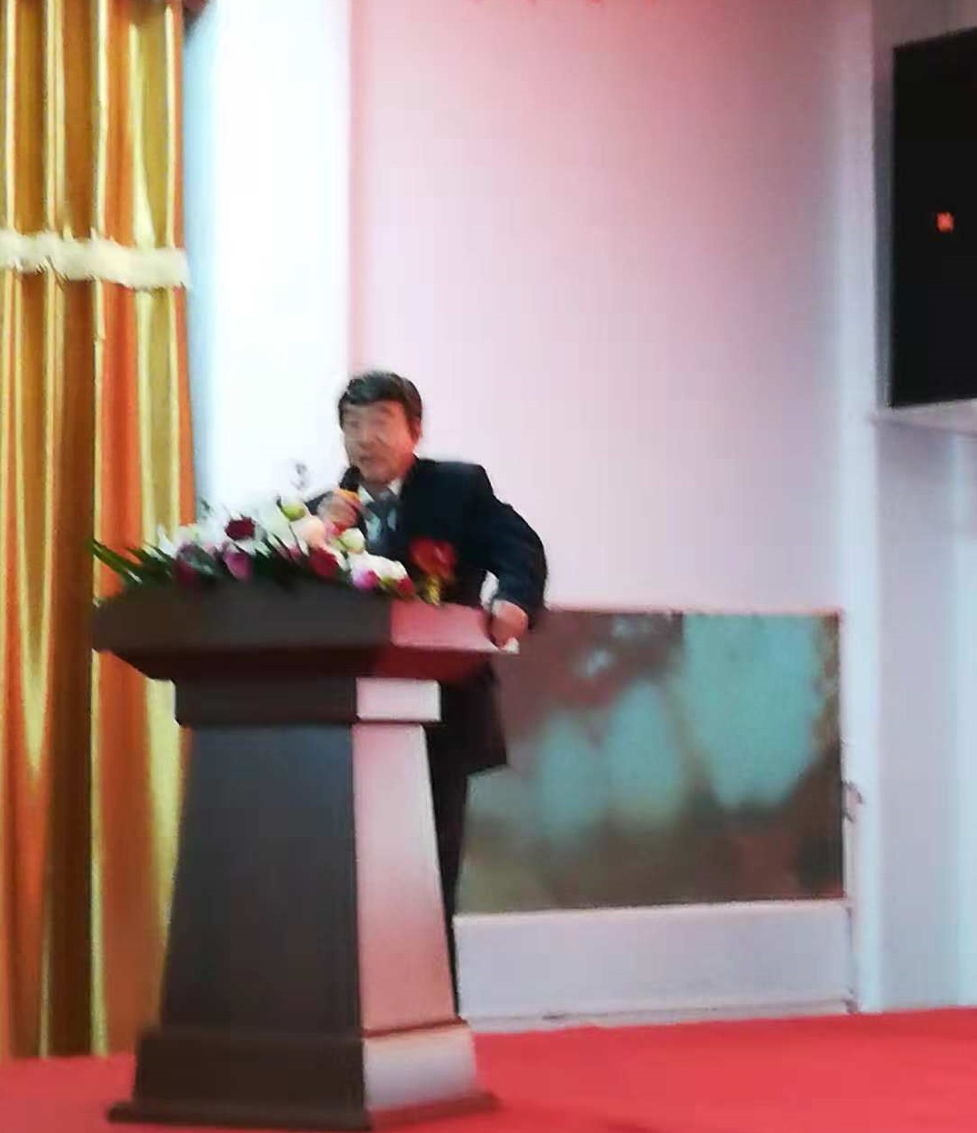 原标题:中国首届再生新能源战略发布会在北京隆重举行 2018年10月15日,由盛世缘(北京)集团(筹)举办,北京圣世源环保科技有限公司承办的“中国首届再生新能源(北京圣世源)战略发布会”在北京密云互联网大厦会议中心隆重举行。 中国科技咨询协会、中国国际科学技术合作协会秘书长冯彦昇先生 中国科技咨询协会、中国国际科学技术合作协会秘书长冯彦昇先生在会上致贺辞