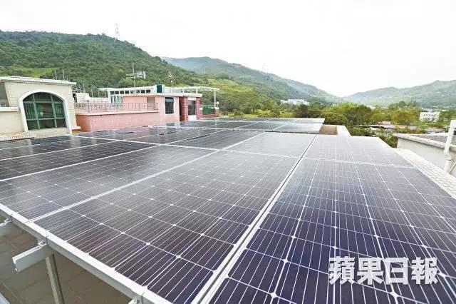 原标题:香港村屋天台铺太阳能板卖电 1年回报逾20厘 两电再生能源上网电价计划,中电(002)本月1日正式起动,以每度电3至5元价格回购民间太阳能发电,700呎村屋天台安装费约20万元,发电功率10千瓦特,以每度电5元计,年回报逾4万元,回报率逾20厘,远高于一般投资,回购价格保证至2033年。有太阳能安装商指查询者众多,有村屋居民则早着先机安装,食尽中电补贴