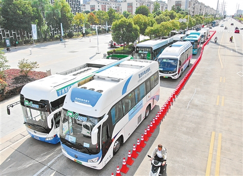 10月12日,涵盖乘用车、物流车和客车等各种车型的氢能燃料电池汽车在江苏如皋集中亮相。 许丛军摄(新华社发)
10月11日,经济日报记者在海南召开的2018年氢能源及燃料电池产业高峰论坛上了解到,2018年是我国氢能源产业发展的元年,有计划的集群攻关逐步形成,各地运行示范点增多